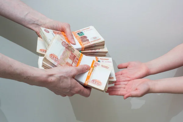 Mano con pila de dinero ruso — Foto de Stock