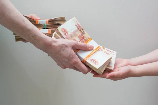 Mano con pila de dinero ruso — Foto de Stock