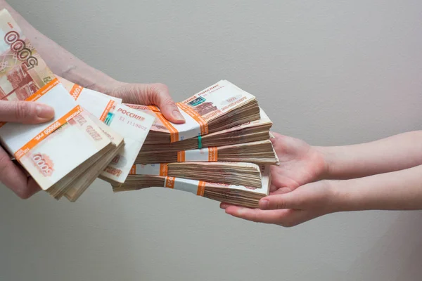 Mano con pila de dinero ruso — Foto de Stock