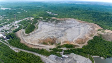 Taş ocağı. Havadan görünümü üzerinde fabrika işleme yapı malzemeleri. Yukarıdan görüntülemek.