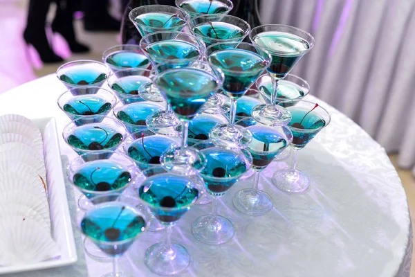 Pirámide de champán en el evento, cereza en la copa. Flotadores de hielo seco —  Fotos de Stock