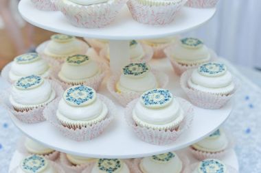 Düğün pastası ile kırmızı gül