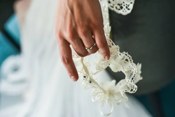 Strumpfband auf dem Bein einer Braut, Hochzeitstag Momente — Stockfoto