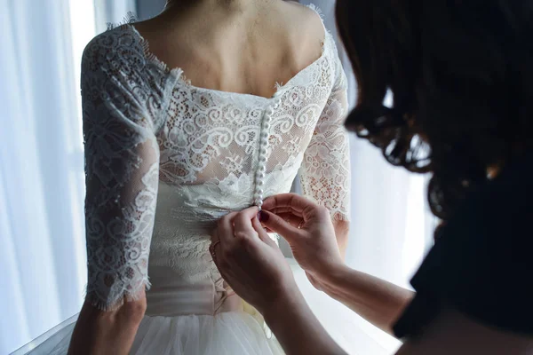 Vestido de novia colgando en el espejo —  Fotos de Stock