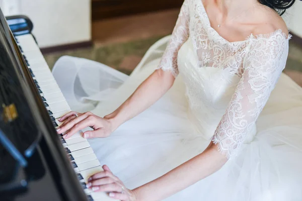 ピアノのキーボード上の梨花の手 — ストック写真