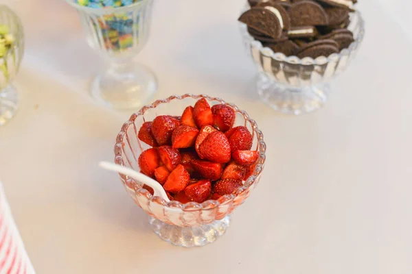 빨간 장미와 웨딩 케이크 — 스톡 사진