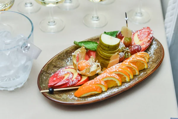 Egzotik meyve çanağı nane jöle ile