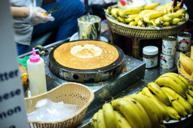 Patong Beach, Tayland - 19 Mayıs 2017: Tayland gece hayatı. Sokak gıda. A bir gözleme sokakta çikolata ile hazırlar.