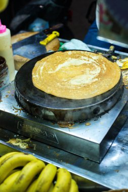 Patong Beach, Tayland - 19 Mayıs 2017: Tayland gece hayatı. Sokak gıda. A bir gözleme sokakta çikolata ile hazırlar.