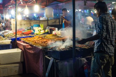Piyasada Tayland'da sokak gıda