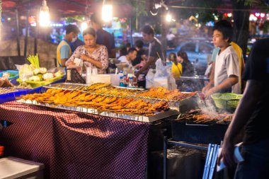 Piyasada Tayland'da sokak gıda