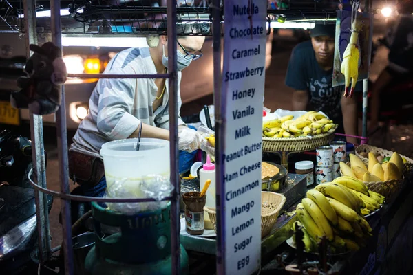 Patong Beach, Thajsko - 19 května 2017: noční život v Thajsku. Pouliční stánky s jídlem. A připravuje Palačinka s čokoládou v ulici. — Stock fotografie