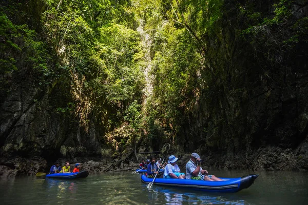 Puerto amarre yate y lancha rápida en phuket — Foto de Stock