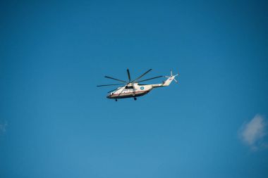 Habarovsk, Rusya - 3 Eylül 2017: Mi-26 ağır askeri nakliye uçuş Emercom Rusya'nın renkleri