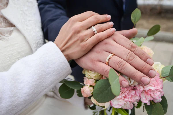 Le puso el anillo de bodas. —  Fotos de Stock