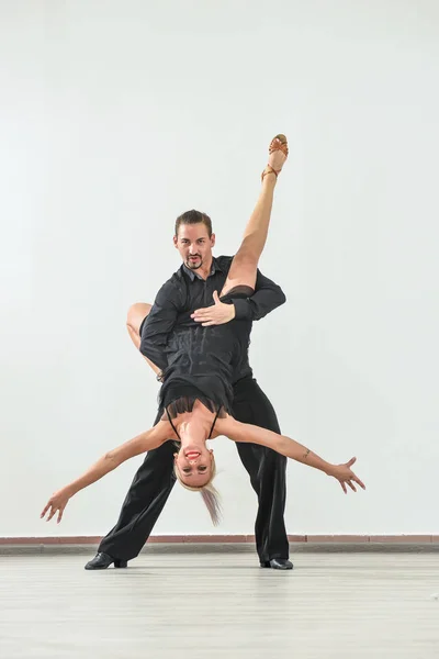 Pareja bailando aislada sobre fondo blanco —  Fotos de Stock