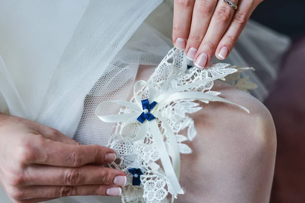 Kousenband op het been van een bruid, bruiloft momenten van de dag — Stockfoto