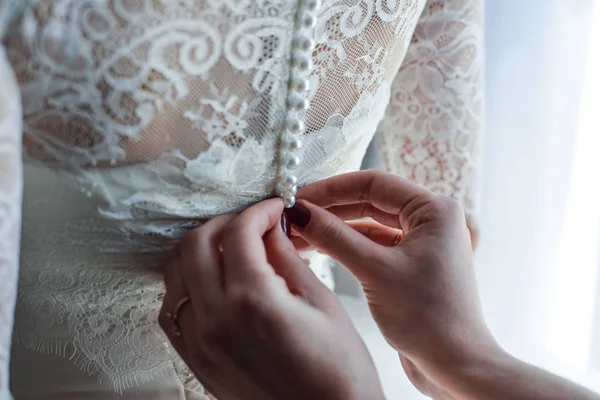 Strumpfband auf dem Bein einer Braut, Hochzeitstag Momente — Stockfoto