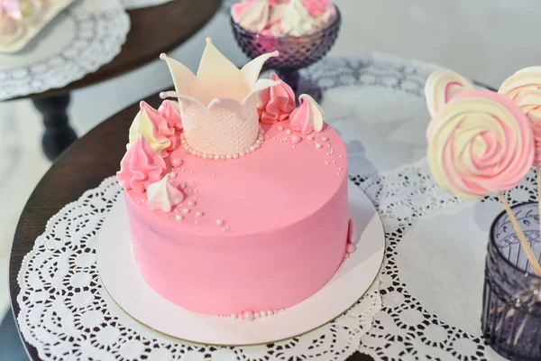 Svatební dort pro hosty na svatební oslavě z bobulí — Stock fotografie