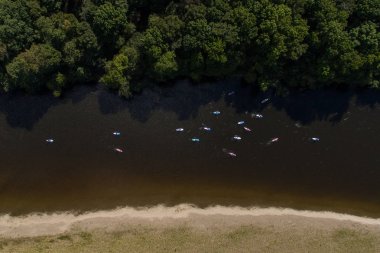 Yaz aylarında sakin bir nehirde yatılı tanımlanamayan kişi kürek sup