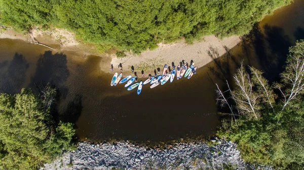 Yaz aylarında sakin bir nehirde yatılı tanımlanamayan kişi kürek sup