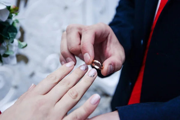 Wedding day. The groom places the ring on the brides hand. Photo closeup — Stock Photo, Image