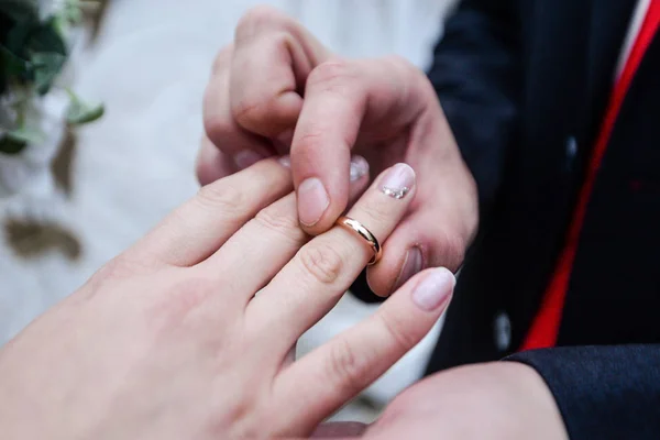 Ημέρα του γάμου. Ο γαμπρός τοποθετεί το δαχτυλίδι στο χέρι των νύφες. Φωτογραφικά πλάνα — Φωτογραφία Αρχείου