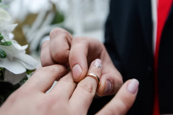 Esküvő napján. A vőlegény a gyűrűn a menyasszony kezét. Fotó Vértes — Stock Fotó