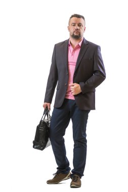 bir poşet elinde bavulla genç işadamı beyaz bir arka plan üzerinde görmeye gidiyor