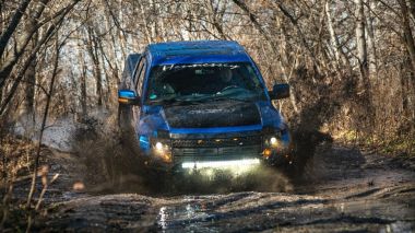 Habarovsk, Rusya Federasyonu - 20 Ekim 2016: Ford F150 Raptor Suv olduğunu kir sürüş yol