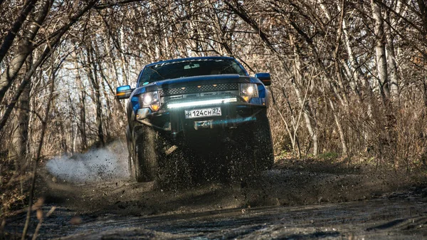 Хабаровск, Россия - 20 октября 2016 года: Внедорожник Ford F150 Raptor едет по грязи — стоковое фото