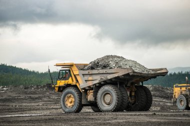 Üretim yararlı mineraller. damperli kamyon