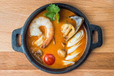 Tom yam kong ahşap masa üzerinde. Tayland gıda