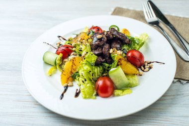 sığır eti karaciğer ve narenciye salatası