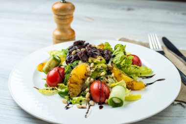 sığır eti karaciğer ve narenciye salatası