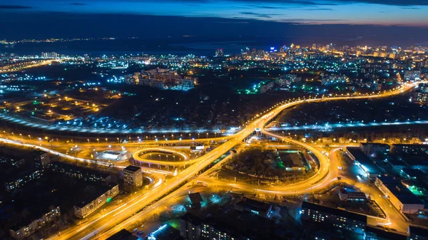 Noche-Khabarovsk puentes de carretera de automóviles, filmado desde un quadcopter — Foto de Stock