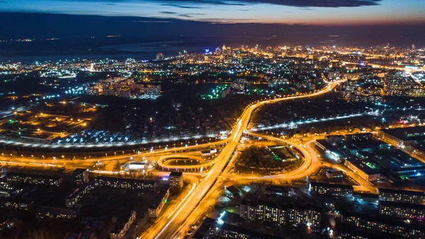 Noche-Khabarovsk puentes de carretera de automóviles, filmado desde un quadcopter — Foto de Stock