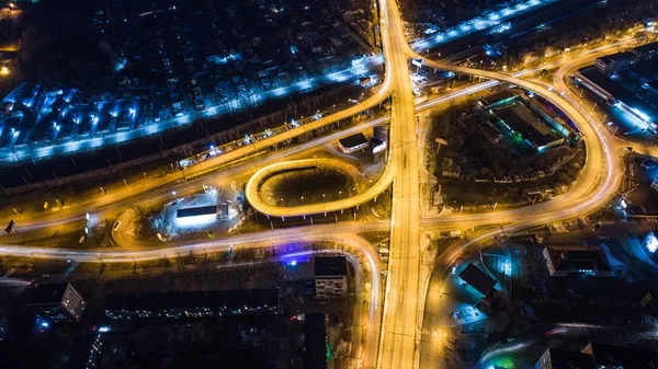 Noche-Khabarovsk puentes de carretera de automóviles, filmado desde un quadcopter — Foto de Stock
