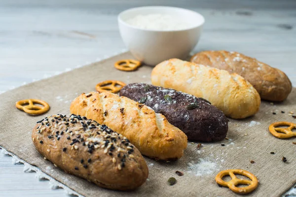 Brotteller mit verschiedenen Brotsorten — Stockfoto