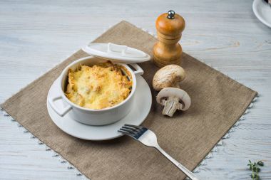 Üç tavuk ile kase ve julienne masada mantar. Yatay üstten görünüm julienne mantar ile