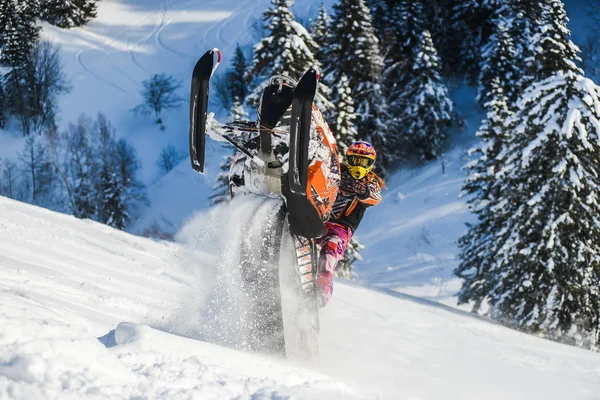 Jinete en la moto de nieve en la estación de esquí de montaña en la isla de Sakhalin —  Fotos de Stock