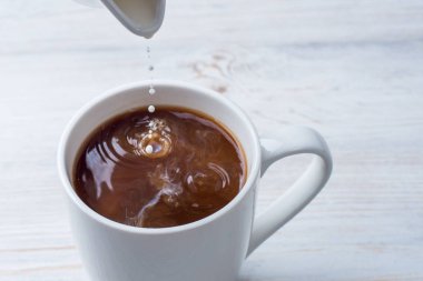 bir fincan kahve için süt ekleme