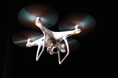 Digital fotoğraf makinesi ile siyah bir arka plan üzerinde uçan uçak helikopter
