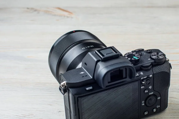En svart kamera isolerad på vit bakgrund — Stockfoto