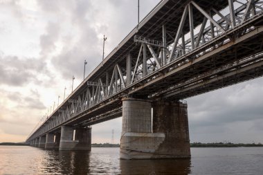 Habarovsk köprüdür Khabarovsk City Amur Nehri geçerek bir kara ve demiryolu Köprüsü