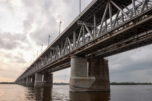 Puente de Khabarovsk es un puente de carretera y ferrocarril, que cruza el río Amur en la ciudad de Khabarovsk — Foto de Stock