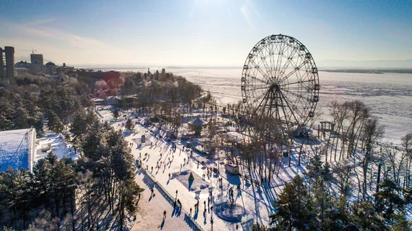 Habarovsk Ferris görünümü en iyi kış buz pateni pisti dolgu Amur Nehri tekerlek.