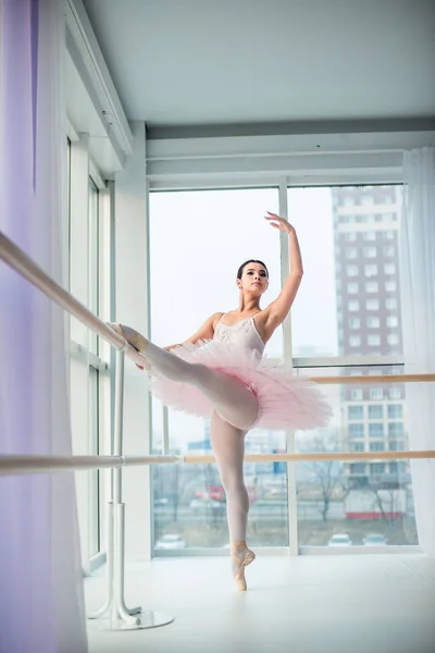 Joven e increíblemente hermosa bailarina posando y bailando en un estudio blanco lleno de luz . —  Fotos de Stock