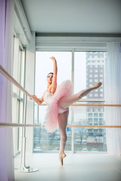 Joven e increíblemente hermosa bailarina posando y bailando en un estudio blanco lleno de luz . —  Fotos de Stock