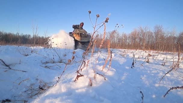 ATV cabalgando en la nieve retroiluminación velocidad tiro lento — Vídeos de Stock